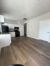 220 N Pinto St in San Antonio, TX - Building Photo - Building Photo