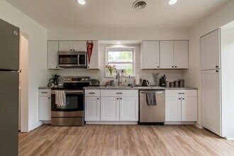 2332 S Clover Dr in Fayetteville, AR - Building Photo - Building Photo