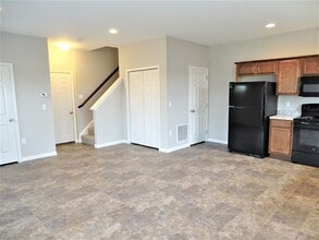 52 Michael Ln, Unit B in Denver, PA - Foto de edificio - Building Photo