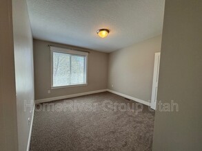 276 E Sandy Sage Way in Sandy, UT - Building Photo - Building Photo