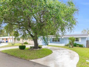 7811 NW 10th St in Pembroke Pines, FL - Building Photo - Building Photo