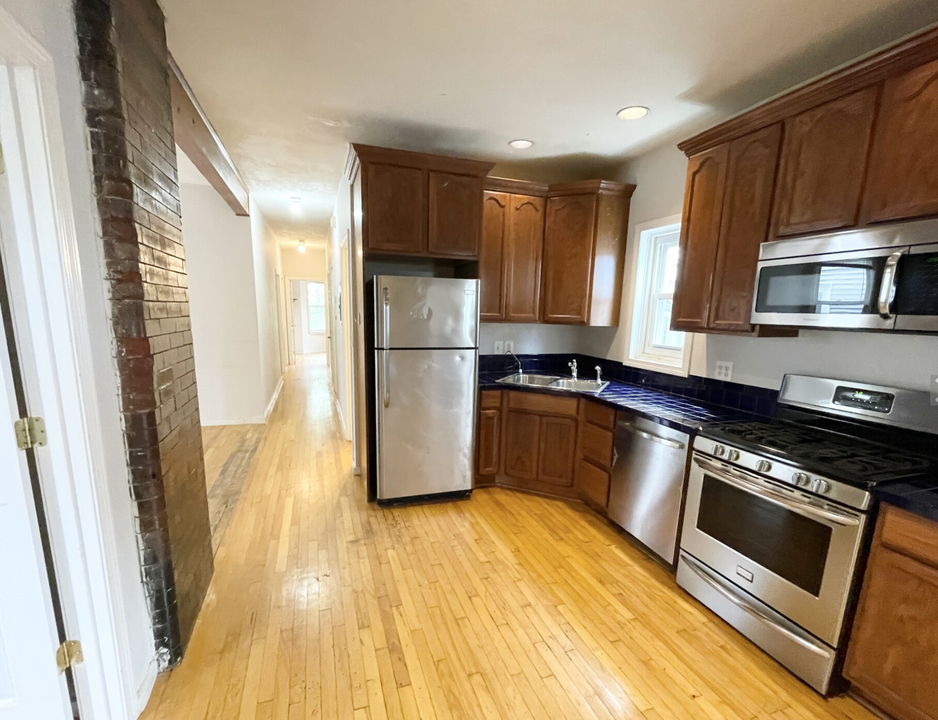 5 Iroquois St, Unit 2 in Boston, MA - Building Photo