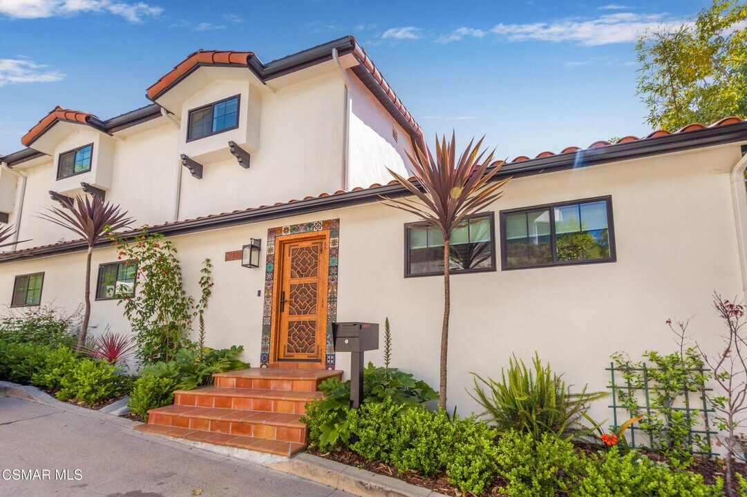 1374 Miller Pl in Los Angeles, CA - Building Photo