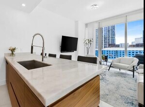 200 Biscayne Boulevard Way, Unit 1406 in Miami, FL - Building Photo - Building Photo