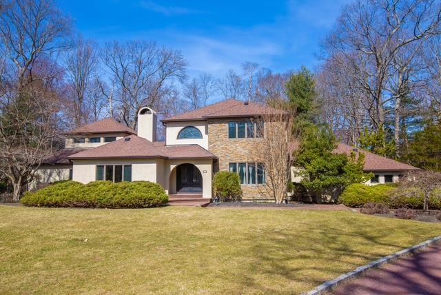 7 Soundcrest Ln in Lloyd Harbor, NY - Building Photo