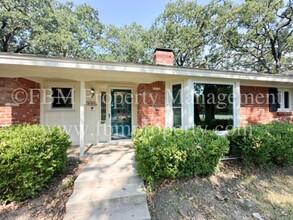 900 Dobbins Rd in Corsicana, TX - Foto de edificio - Building Photo