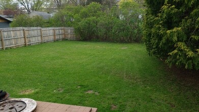 2738 Shale Ledge Rd in Eau Claire, WI - Foto de edificio - Building Photo