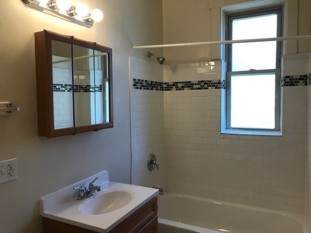 2000 W Addison St in Chicago, IL - Foto de edificio - Building Photo