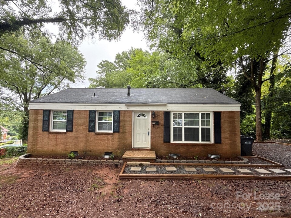 2818 Ravencroft Dr in Charlotte, NC - Building Photo