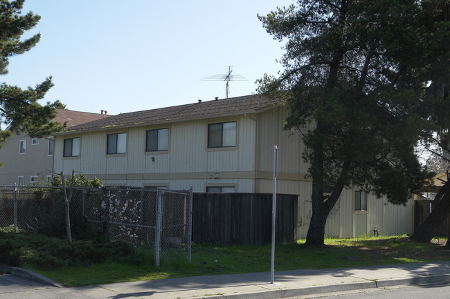 683 Shepherd Ave in Hayward, CA - Foto de edificio - Building Photo