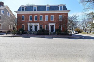 290 Pleasant St in Portsmouth, NH - Building Photo