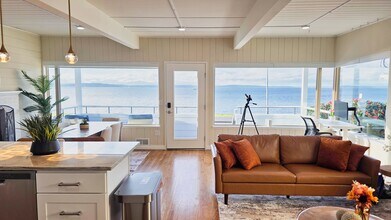 1588 Alki Ave SW in Seattle, WA - Foto de edificio - Building Photo