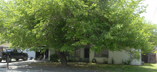 230-240 Cleaveland Rd in Pleasant Hill, CA - Foto de edificio - Building Photo