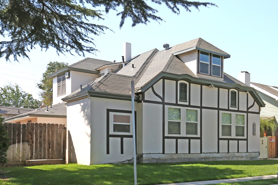 141-159 N College Ave in Fresno, CA - Building Photo