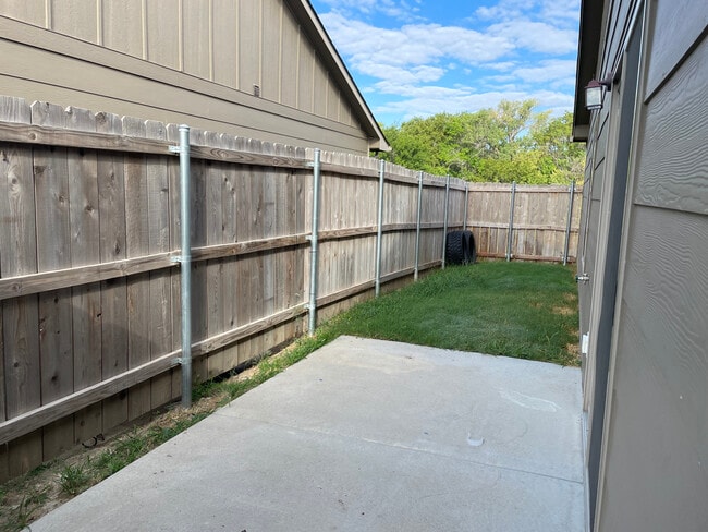 4833 N Hillside Ct in Wichita, KS - Building Photo - Building Photo