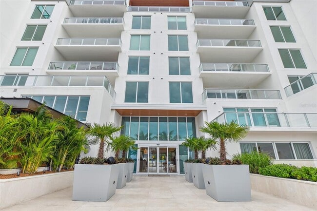 1020 Sunset Point Rd in Clearwater, FL - Building Photo - Building Photo