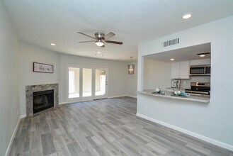 978 Memorial Village Dr in Houston, TX - Building Photo - Building Photo