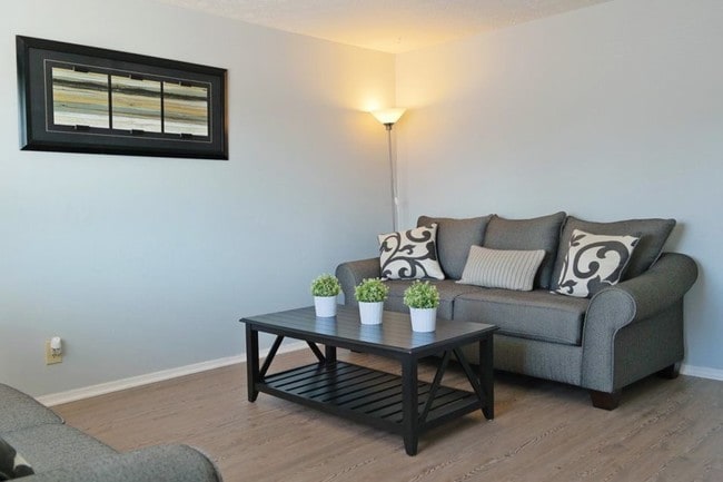 Clovernook Apartments in Mount Healthy, OH - Foto de edificio - Building Photo