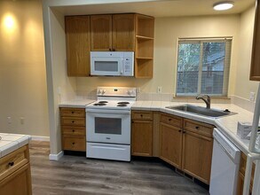 817-817 SE Francis Ave in Gresham, OR - Building Photo - Building Photo