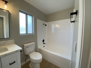 1401 Montgomery Dr in Vista, CA - Building Photo - Building Photo