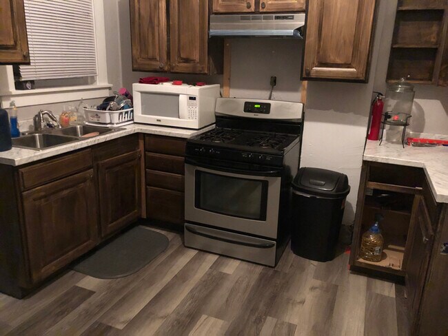 907 Chartiers Ave, Unit 2 in Mckees Rocks, PA - Building Photo - Building Photo