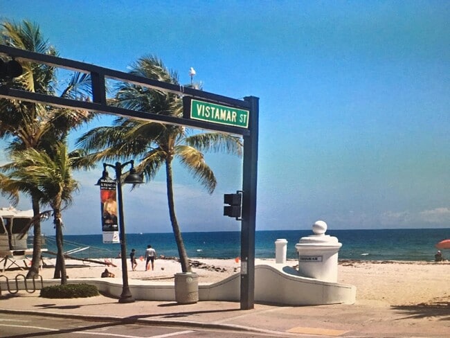 720 Orton Ave, Unit 704 in Fort Lauderdale, FL - Foto de edificio - Building Photo