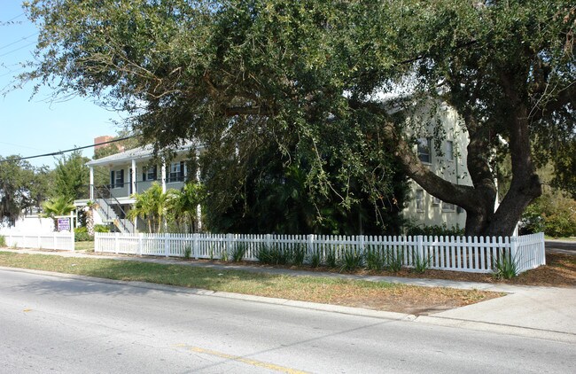 727 Milwaukee Ave in Dunedin, FL - Foto de edificio - Building Photo