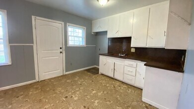 2110 37th St in Lubbock, TX - Foto de edificio - Building Photo