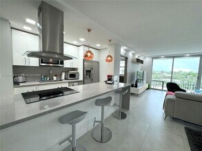 9500 W Bay Harbor Dr in Bay Harbor Islands, FL - Building Photo - Building Photo