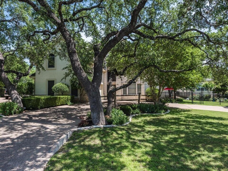 10 Butterfly Pl in The Hills, TX - Foto de edificio