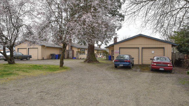 Metzler Apartments in Molalla, OR - Foto de edificio - Building Photo