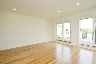 2235 N Clybourn Ave-Unit -4 in Chicago, IL - Building Photo - Building Photo
