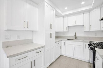 7750 Laurel Canyon Blvd, Unit 9 in Los Angeles, CA - Building Photo - Building Photo