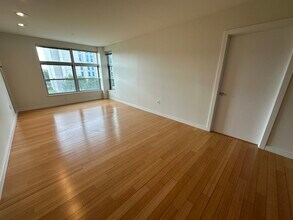 609 Albany St, Unit 8 in Boston, MA - Foto de edificio - Building Photo