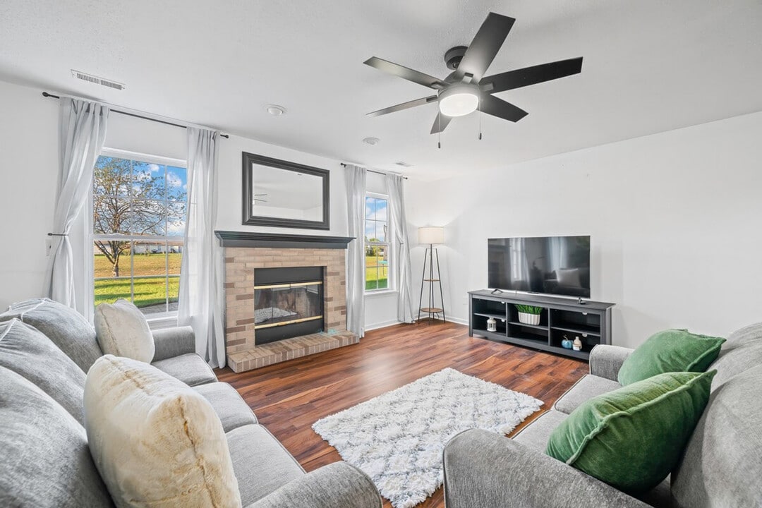 2386 Meadow Bend Dr in Columbus, IN - Building Photo