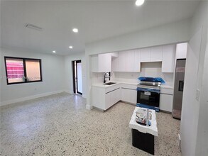 233 E 7th St in Hialeah, FL - Building Photo - Building Photo