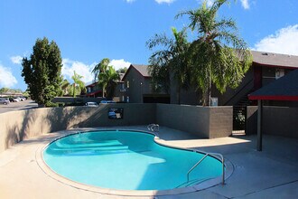 Casa Del Sol in San Bernardino, CA - Foto de edificio - Building Photo