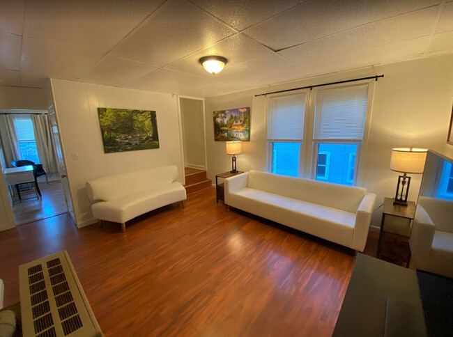 46 Oak Ter, Unit 46 Oak 2nd Floor Unit R4