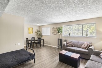 Greenway Apartments in Indianapolis, IN - Foto de edificio - Building Photo
