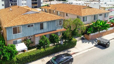 4556 Hazeltine Ave in Sherman Oaks, CA - Building Photo - Building Photo