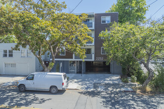 2252 Parker in Berkeley, CA - Foto de edificio - Building Photo