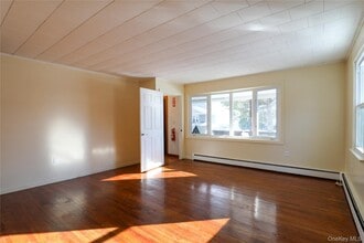 156 Lampman Ave in Port Ewen, NY - Building Photo - Building Photo