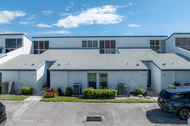 Castlewood Town Villas in North Palm Beach, FL - Building Photo - Building Photo
