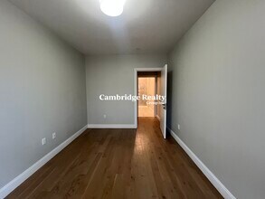 18 Central St, Unit TF in Somerville, MA - Foto de edificio - Building Photo