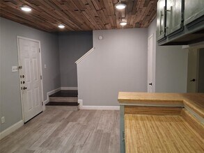 2807 W Slaughter Ln in Austin, TX - Building Photo - Building Photo