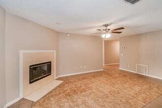 7969 Amandas Crossing Dr E in Jacksonville, FL - Foto de edificio - Building Photo