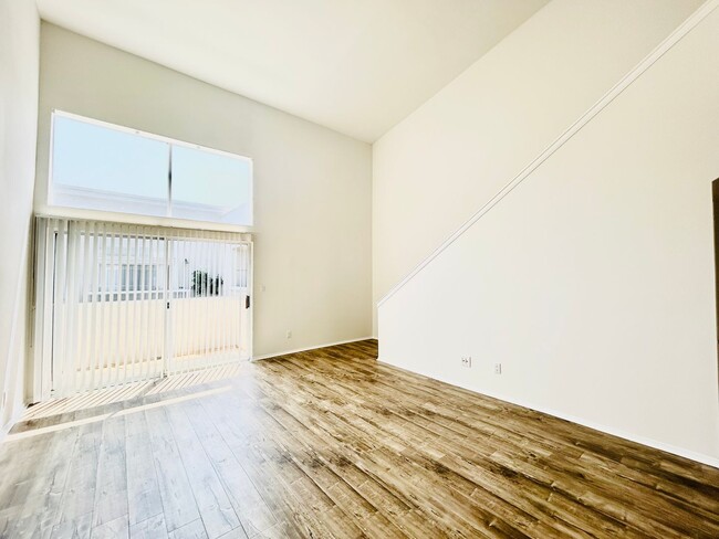3518 Dunn Dr-Unit -203 in Los Angeles, CA - Building Photo - Building Photo