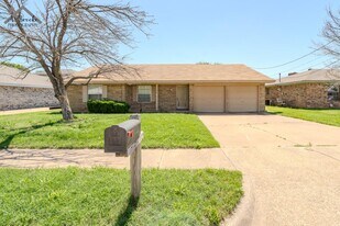 1118 Crescent Ln in Wichita Falls, TX - Building Photo