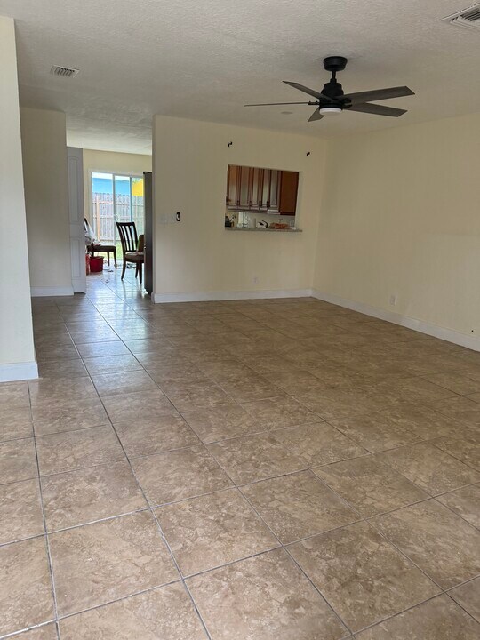 6153 Moonbeam Dr in Greenacres, FL - Building Photo
