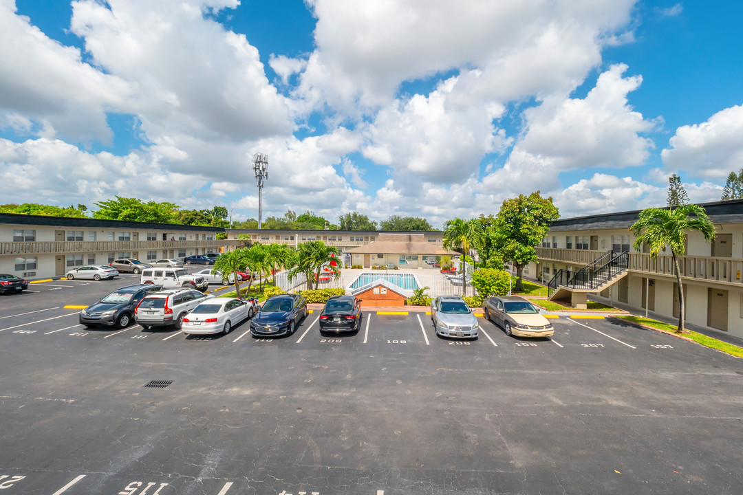 Edge Apartments in Miramar, FL - Building Photo